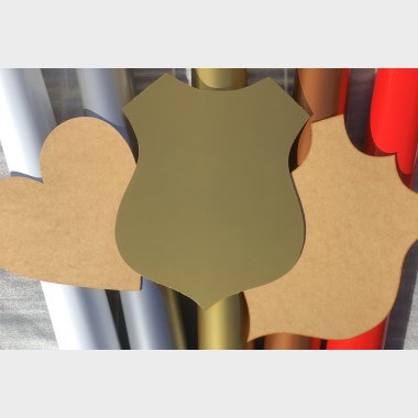 Skjold eller Hjerte lavet i 3mm mdf plade, påsat folie m/valgfri tekst